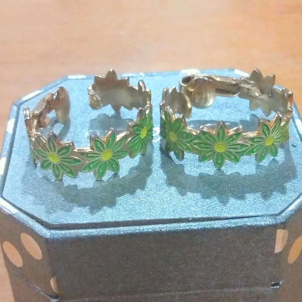 Green flower clip on earrings